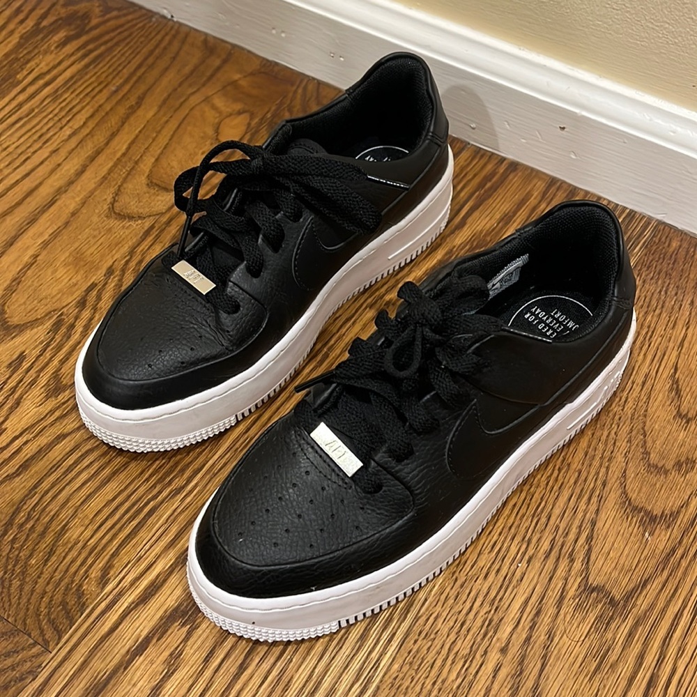 Black Air Force 1’s women’s size 6
